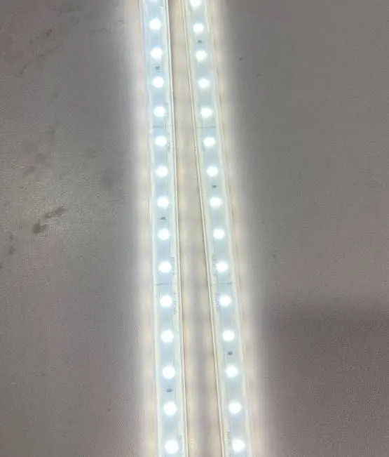 LED strip showing voltage drop effect>
</p>