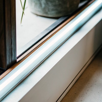 Thermal imaging of LED strip in profile